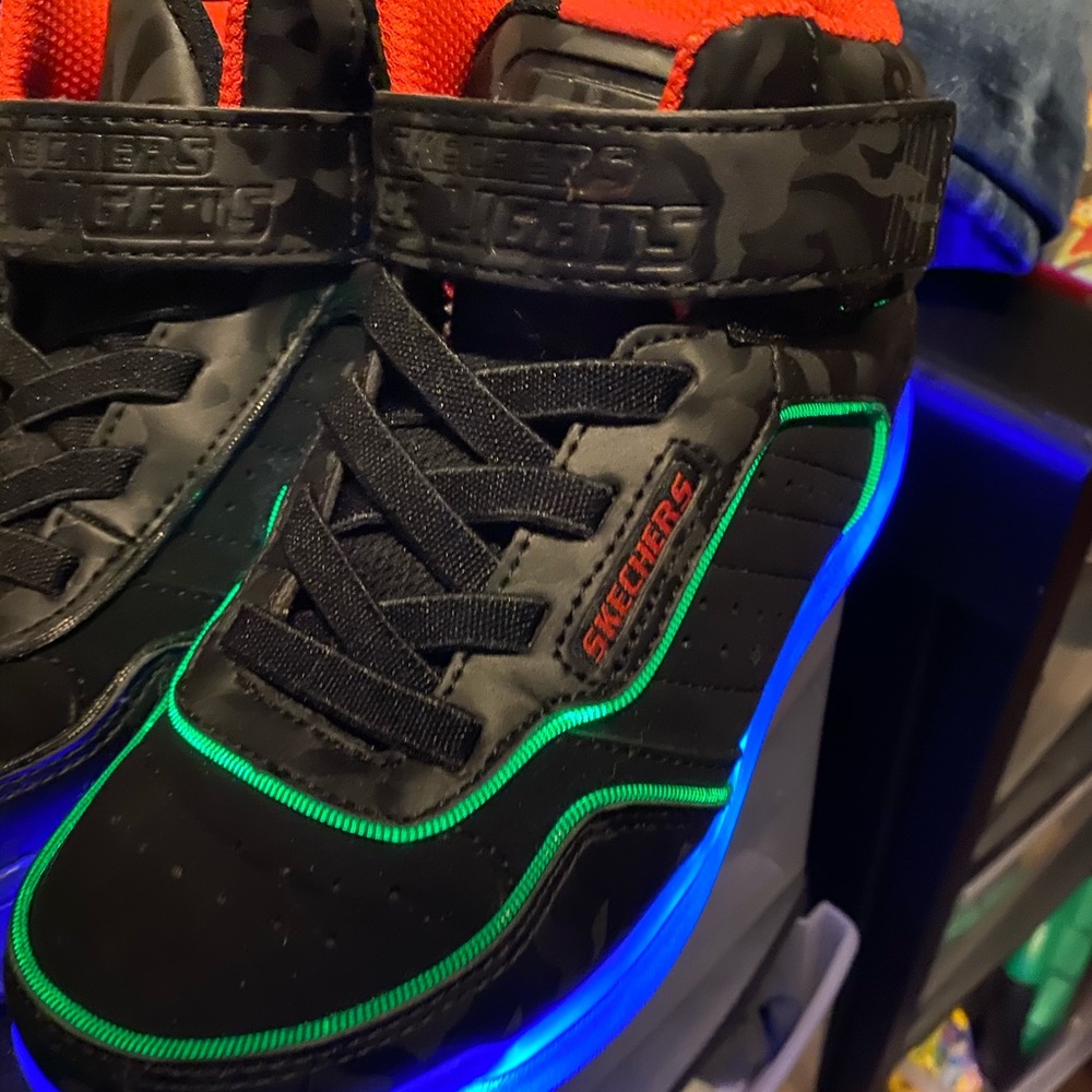 COPY - Boys Sketchers light up high top. Sz 1